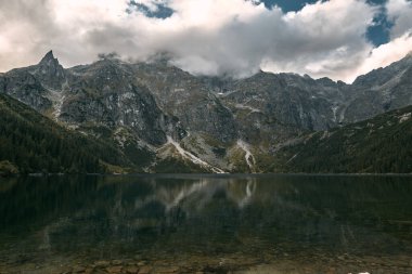 Dağlardaki güzel göl. Tatra Dağları 'ndaki Morskie Oko göleti, Polonya, Avrupa. Varış yeri kavramı ideal dinlenme yeri.