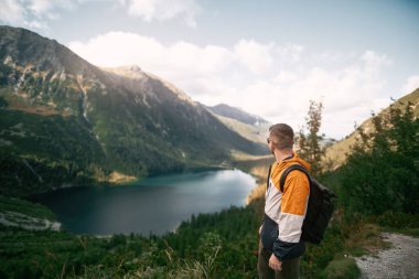 Dağlardaki güzel göl. Tatra Dağları 'ndaki Morskie Oko göleti, Polonya, Avrupa. Varış yeri kavramı ideal dinlenme yeri.