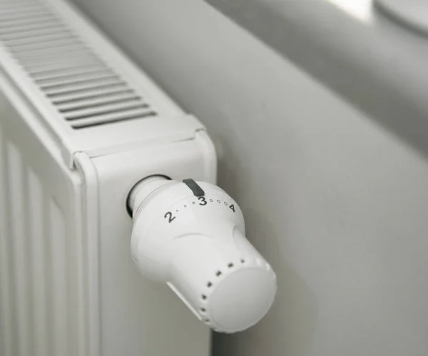 Close Van Het Uitschakelen Van Thermostaat Een Radiator Energie Besparen — Stockfoto