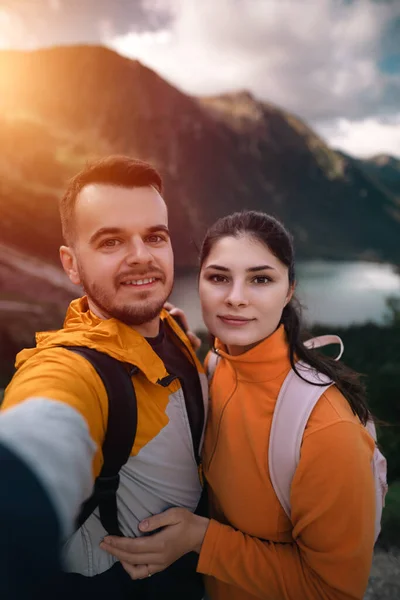 Selfie Mladého Milujícího Páru Cestujícího Koncept Outdoorového Dobrodružství Během Dovolené — Stock fotografie