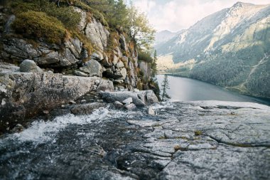 Dağlardaki güzel göl. Tatra Dağları 'ndaki Morskie Oko göleti, Polonya, Avrupa. Varış yeri kavramı ideal dinlenme yeri.