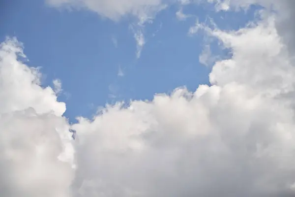 Λευκά Σύννεφα Στον Καλοκαιρινό Ουρανό Φόντο Cloudscape Έννοια Της Κλιματικής — Φωτογραφία Αρχείου