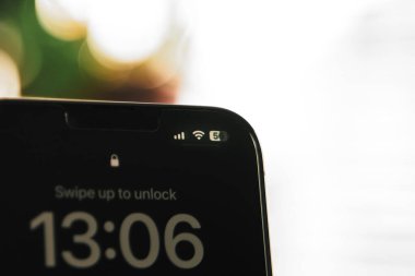 28 Ekim 2022. Apple iOS 16.1 sürümünde bir pil yüzdesi simgesini tamir etti. Apple iPhone 13 Pro Max en yeni ve güncellenmiş iOS sürümüne sahip. Yeni iOS üzerindeki pil yüzdesi simgesinin yakın plan görüntüsü