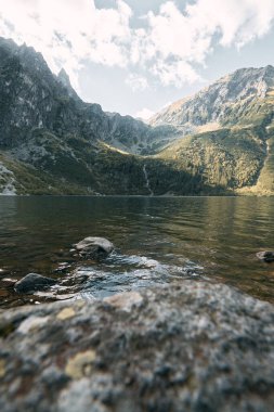 Doğa konseptinin güzelliği. Polonya 'da Tatra Dağları ve Göl' ün turkuaz renkleriyle muhteşem bir manzarası var. Avrupa Dağları 'nda resim gibi gün batımı.