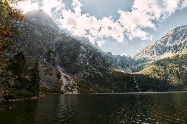 Dağlardaki güzel göl. Tatra Dağları 'ndaki Morskie Oko göleti, Polonya, Avrupa. Varış yeri kavramı ideal dinlenme yeri.