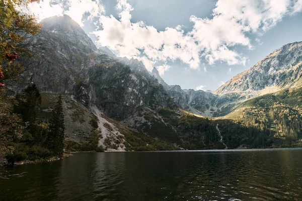 Dağlardaki güzel göl. Tatra Dağları 'ndaki Morskie Oko göleti, Polonya, Avrupa. Varış yeri kavramı ideal dinlenme yeri.