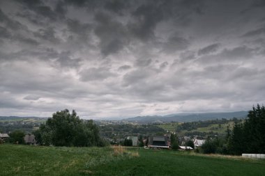 Dağ manzarası çok güzel. Dağların kayalık zirvesi.