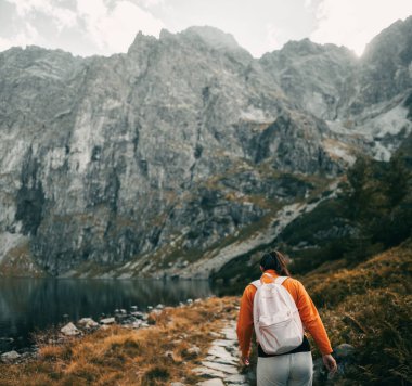 Güzel bir esmer kadın Avrupa dağlarında yürüyüş yapıyor. Tatra Dağları 'nda dinlenen genç kız. Açık havada sağlıklı bir yaşam kavramı