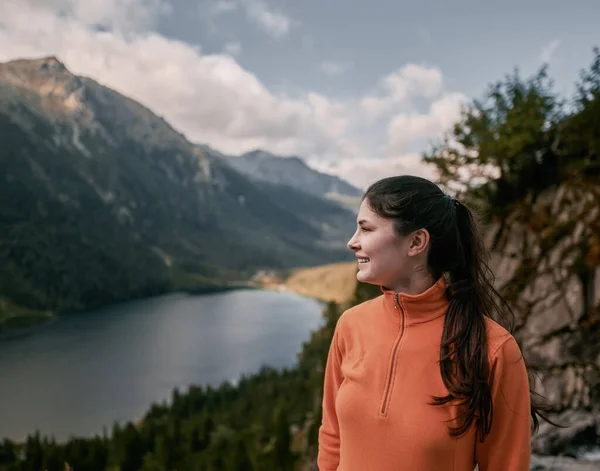 女人在山顶上远足 探险的概念 千禧年旅行的姑娘正与秋天的森林呆在悬崖边 欣赏美丽的山谷美景 — 图库照片