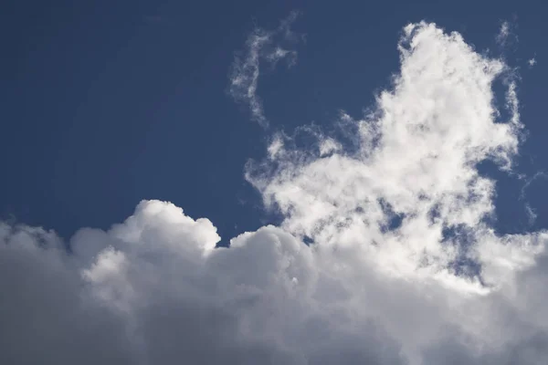 Pedaço Céu Azul Com Muitas Nuvens Redor Paisagem Nublada Meio — Fotografia de Stock