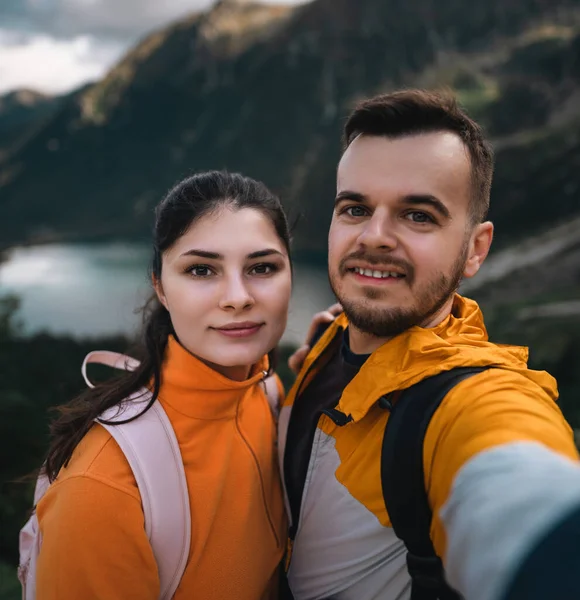 Selfie Eines Jungen Liebespaares Auf Reisen Konzept Des Outdoor Abenteuers — Stockfoto