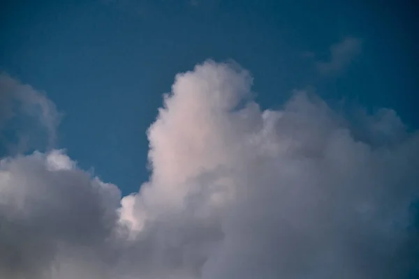 Mavi Yaz Gökyüzünde Beyaz Bir Bulutun Arkaplanı Yumuşak Bulutlu Doğal — Stok fotoğraf