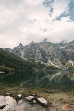 Polonya 'nın Zakopane kentindeki dağ sıraları ve yeşil tepe katmanları
