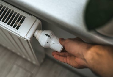 Soğuk havada evi ısıtmak için termostat radyatörü değerini arttırıyorum. Evlerin içindeki soğuk hava kavramı.