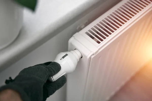 Increasing Thermostat Radiator Value Warm Home Cold Weather Concept Cold — Stock Photo, Image