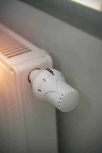 Verhoging Van Thermostaat Radiator Waarde Het Huis Warmen Bij Koud — Stockfoto
