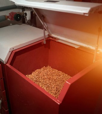 Yığılmış ahşap topaklara yakın çekim. Detaylı ahşap kurşunlar. Pelet dokusu