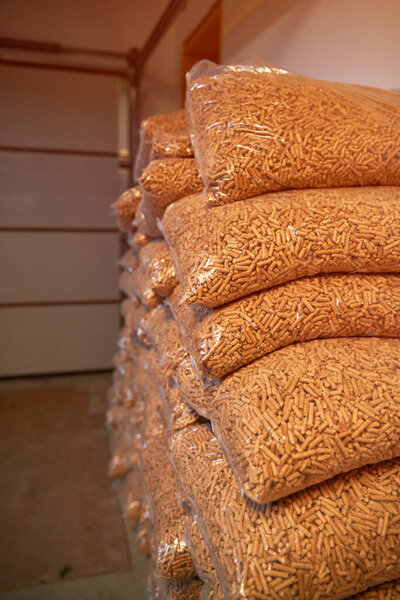 Хранение деревянных гранул. Альтернативная концепция топлива. Отопление домохозяйства с возобновляемой эко-энергией. Сжатые опилки для подогрева воды и интерьеров.