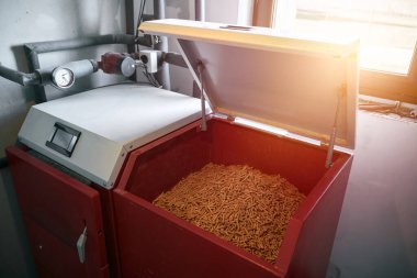 Pellet sobası yakıt dolu. Yenilenebilir ev ısıtmasıyla daha iyi bir gelecek ve sürdürülebilir konsept