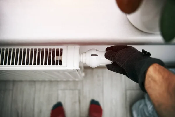 增加恒温器散热器的价值 在寒冷天气下取暖 房屋内部低温的概念 — 图库照片