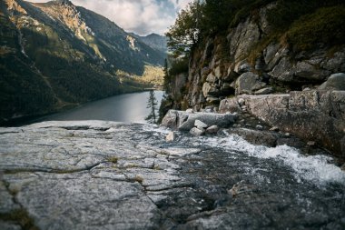 Nefes kesici dağ manzarası manzarası. Polonya Tatra Dağlarının güzel doğası