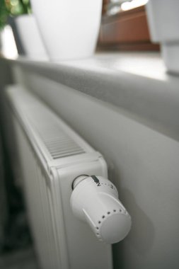 Radyatör ısısı azalıyor. Kışın enerji tasarrufu. Daha düşük fatura içeren ipuçları listesi kavramı.
