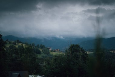 Polonya 'nın Zakopane kentindeki dağ sıraları ve yeşil tepe katmanları