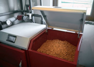 Meşe topaklarıyla dolu pelet sobası. Alternatif yakıt kavramı. Yenilenebilir eko enerjili ısıtma evi.