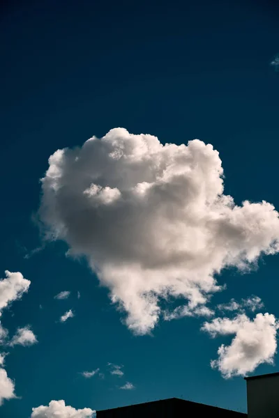 Hintergrund Einer Weißen Wolke Einem Blauen Sommerhimmel Natürlicher Hintergrund Mit — Stockfoto