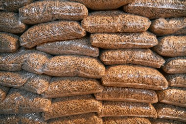 1 ton ahşap topak 15 kg 'lık poşetlerde paketlenmiş. Plastik torbalarda istiflenmiş tahta topaklar. Kışın evin içini ısıtmak için ısıtma yakıtı eve teslim edilir. Sürdürülebilir gelecek konsepti.