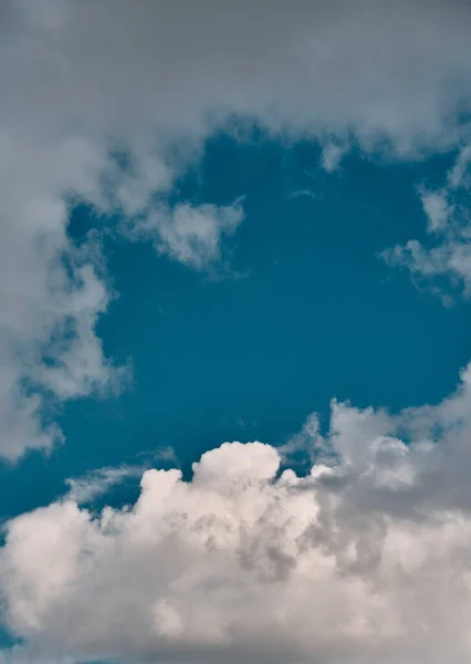 Etrafında Bulutlar Olan Mavi Bir Gökyüzü Yaz Gökyüzünde Gün Ortası — Stok fotoğraf