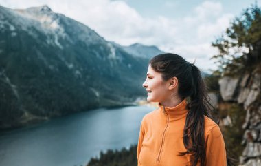 Dağlarda mutlu bir kız. Yürüyüş kavramı seni daha sağlıklı ve daha mutlu yapar. Açık havada aktif bir yaşam biçimi..
