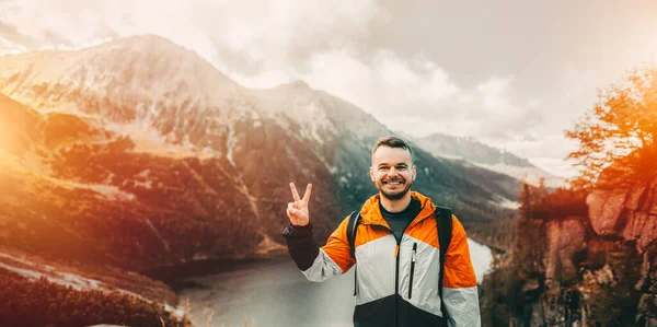 Skäggig Ung Kaukasisk Man Bergstoppen Bakgrund Bergslandskap Och Sjö Vid — Stockfoto