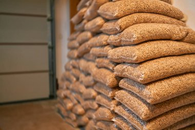 1 ton ahşap topak 15 kg 'lık poşetlerde paketlenmiş. Plastik torbalarda istiflenmiş tahta topaklar. Kışın evin içini ısıtmak için ısıtma yakıtı eve teslim edilir. Sürdürülebilir gelecek konsepti.