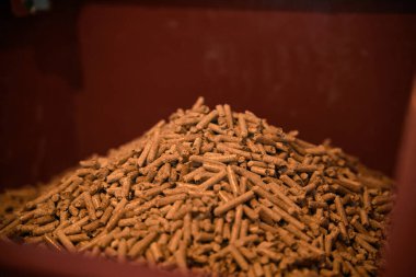 Ahşap Topaklar tuvaleti. 6 mm çapında ahşap sıkıştırılmış silindir rulo, evleri ısıtmak için kullanılır. Çevre yenilenebilir biyoyakıt.