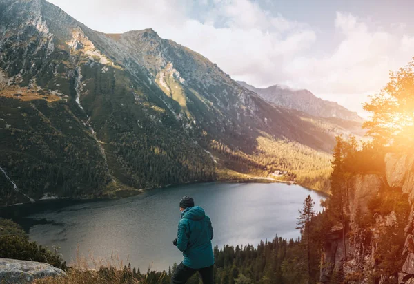 Fotógrafo Está Tirando Fotos Bela Natureza Montanha Com Lago Viagem — Fotografia de Stock