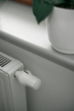 Radyatör ısısı azalıyor. Kışın enerji tasarrufu. Daha düşük fatura içeren ipuçları listesi kavramı.