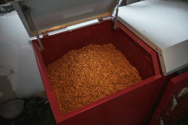 Pellet sobası yakıt dolu. Yenilenebilir ev ısıtmasıyla daha iyi bir gelecek ve sürdürülebilir konsept
