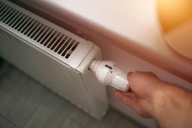 Radyatör ısısı azalıyor. Kışın enerji tasarrufu. Daha düşük fatura içeren ipuçları listesi kavramı.