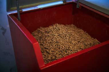 Kocaman ahşap topaklar. Ev ısıtması için eko yakıtı. Daha iyi bir gelecek konsepti için sürdürülebilir ve yenilenebilir enerji.