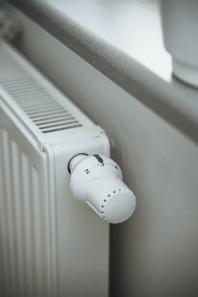 Close Van Een Thermostaat Radiator Verwarmingsregelaar Het Moderne Witte Interieur — Stockfoto
