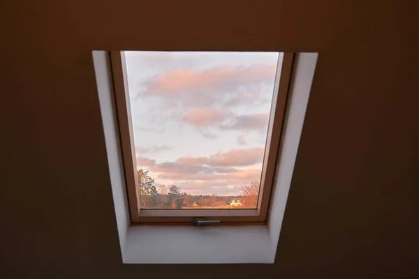 屋根の窓から家の中の自然光が — ストック写真
