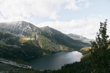 Doğa konseptinin güzelliği. Polonya 'da Tatra Dağları ve Göl' ün turkuaz renkleriyle muhteşem bir manzarası var. Avrupa Dağları 'nda resim gibi gün batımı.