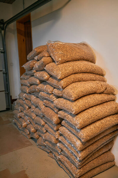 Хранение деревянных гранул. Альтернативная концепция топлива. Отопление домохозяйства с возобновляемой эко-энергией. Сжатые опилки для подогрева воды и интерьеров.