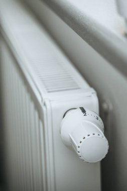 Soğuk havada evi ısıtmak için termostat radyatörü değerini arttırıyorum. Evlerin içindeki soğuk hava kavramı.