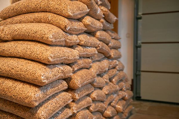 Огромная пачка деревянных гранул. Эко-топливо для отопления дома. Устойчивая и возобновляемая энергетика для лучшей концепции будущего.