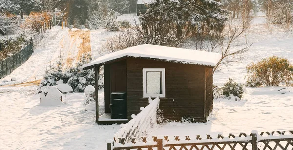 农舍在冬季 乡间田野被雪覆盖着 — 图库照片