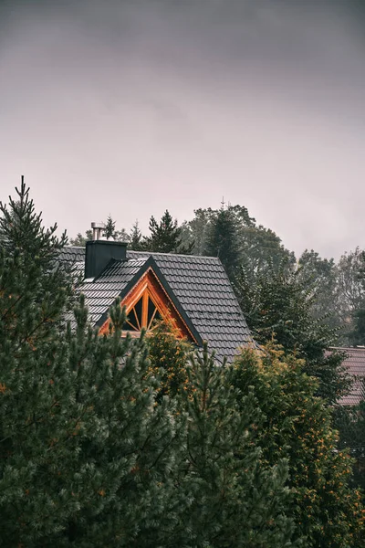 美しい近代的な木造住宅 森の中の住宅の外観 — ストック写真