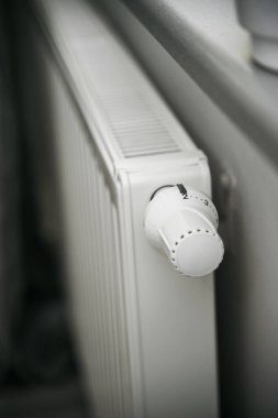 Soğuk havada evi ısıtmak için termostat radyatörü değerini arttırıyorum. Evlerin içindeki soğuk hava kavramı.