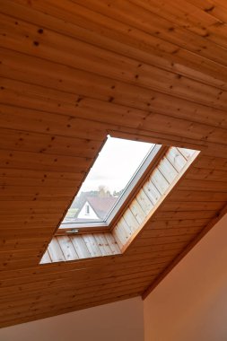 Çatı katı ahşap pencere içi fotoğrafı